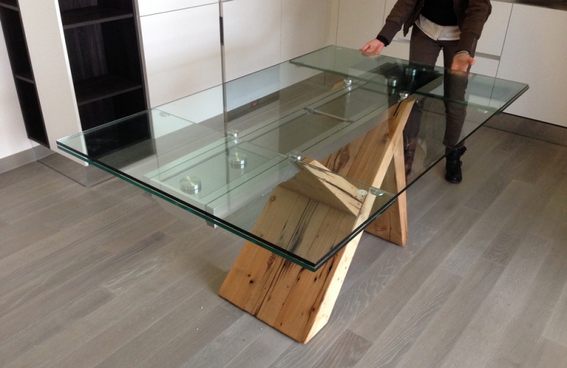tavolo-design-venezia-con-piano-in-vetro-temperato-trasparente-e-basamento-in-legno-massello-e1424640807489